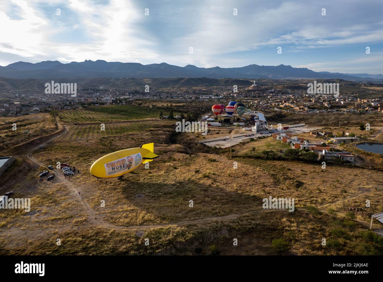 Luftballons, die über die Stadt Calvillo in Aguascalientes, Mexiko, fliegen Stockfoto