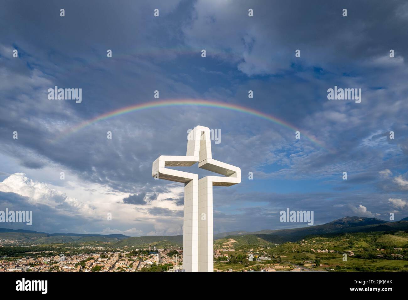 Ein Regenbogen über dem Santa Cruz und dem Stadtbild des Calvillo in Aguascalientes, Mexiko Stockfoto