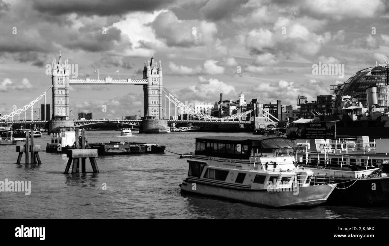 Die Londoner Brücke und die Themse an einem regnerischen Tag Stockfoto