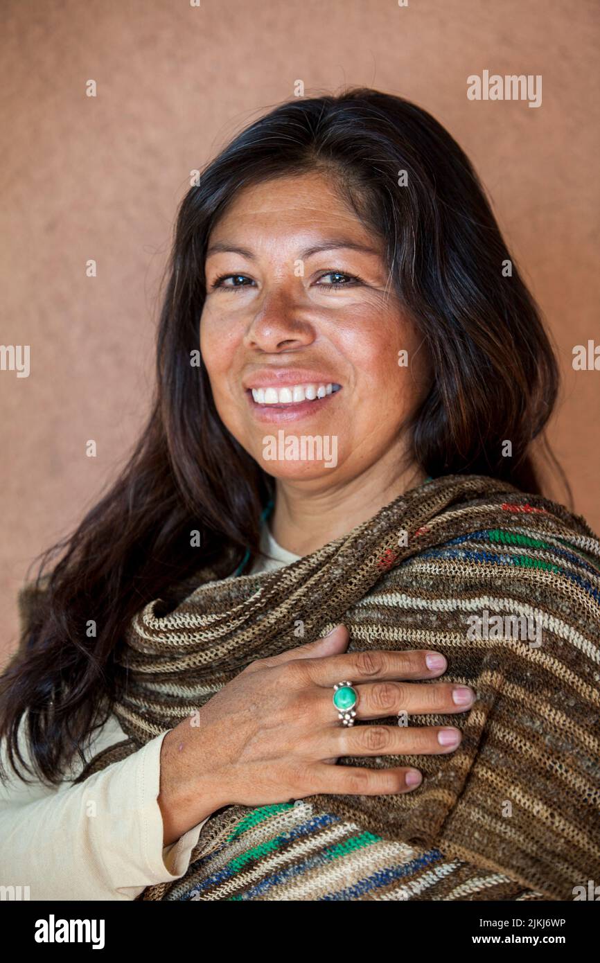 Isleta Pueblo Frau in Schal und türkisfarbenen Perlen gekleidet legt ihre rechte Hand über ihr Herz. Santa Fe New Mexico Stockfoto
