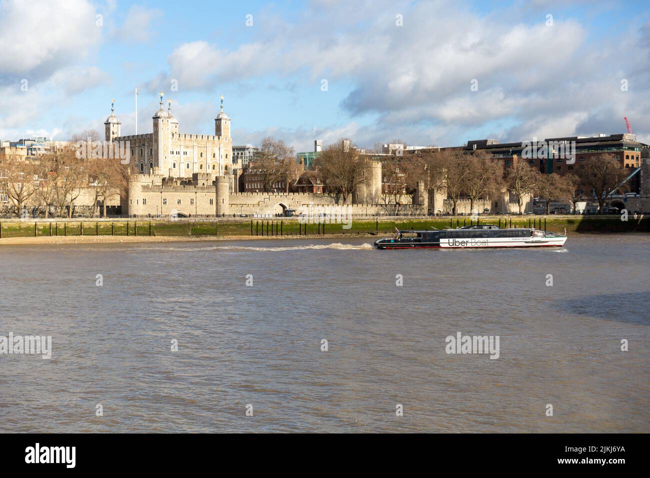 Der Tower of London vom Queen's Walk in London, Großbritannien Stockfoto