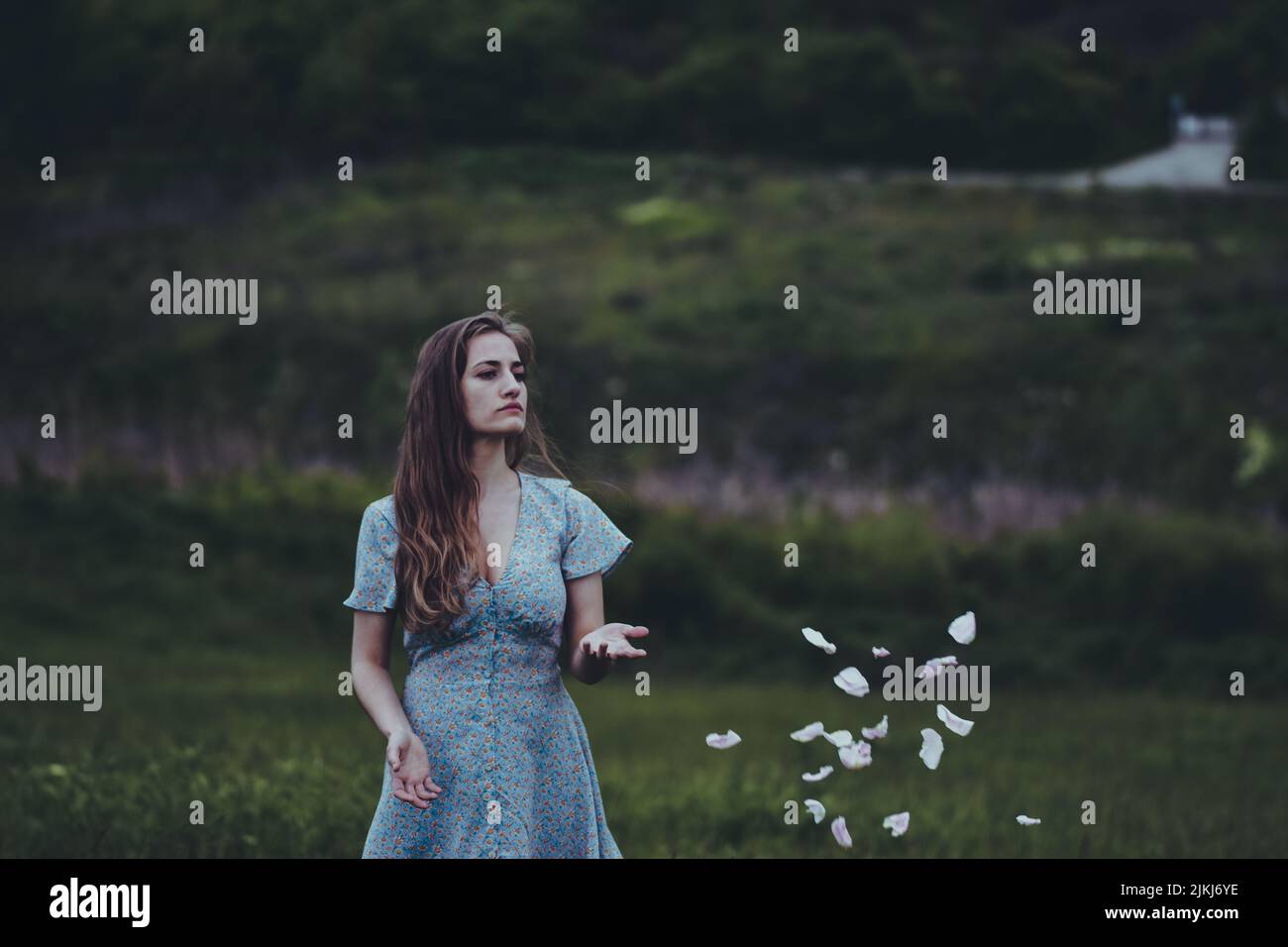 Nahaufnahme einer schönen kaukasischen Frau im Wald Stockfoto