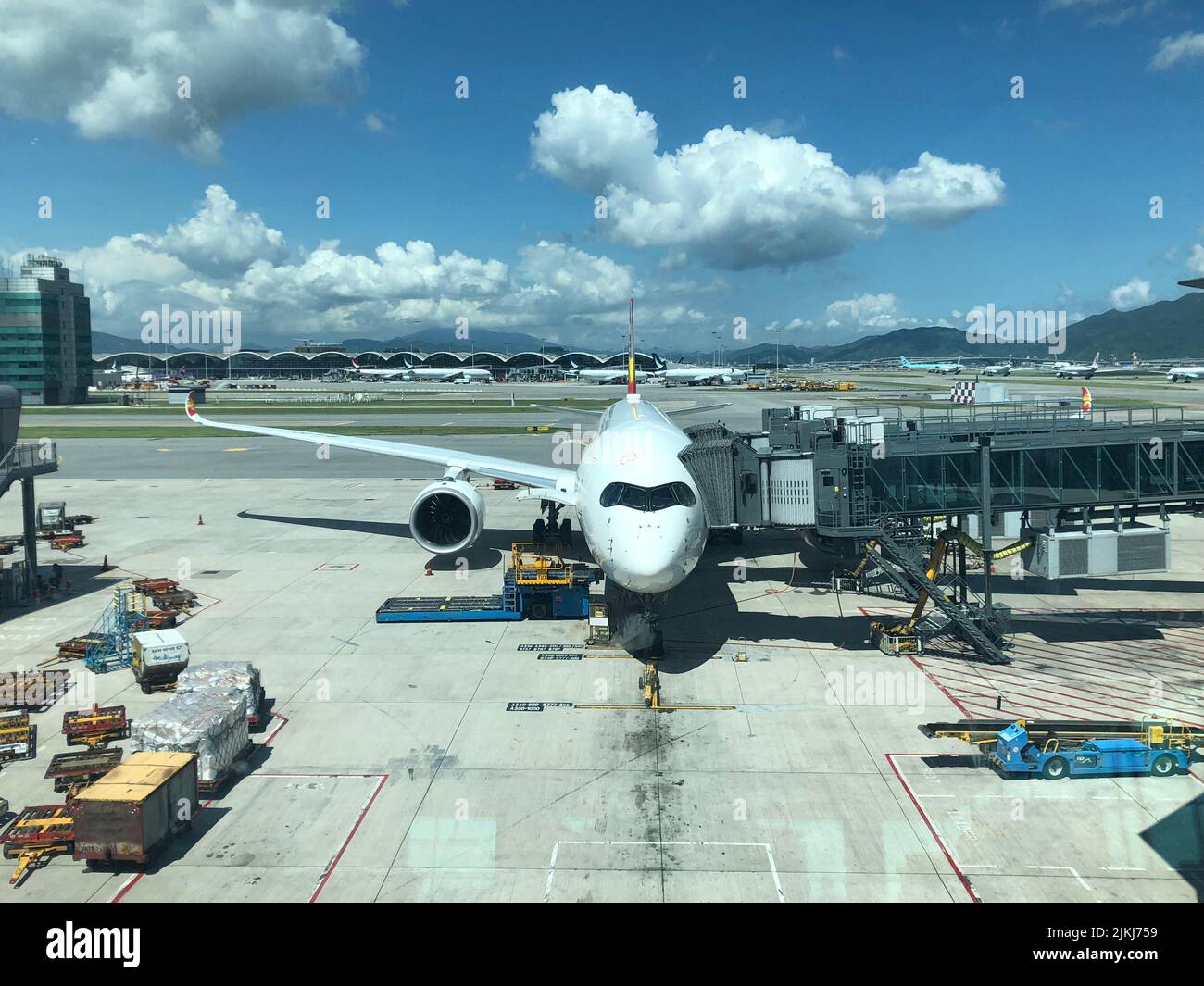 Eine wunderschöne Aufnahme des Airbus 350 von Hong Kong Airlines an einem sonnigen Tag auf den Flughäfen von Hong Kong Stockfoto