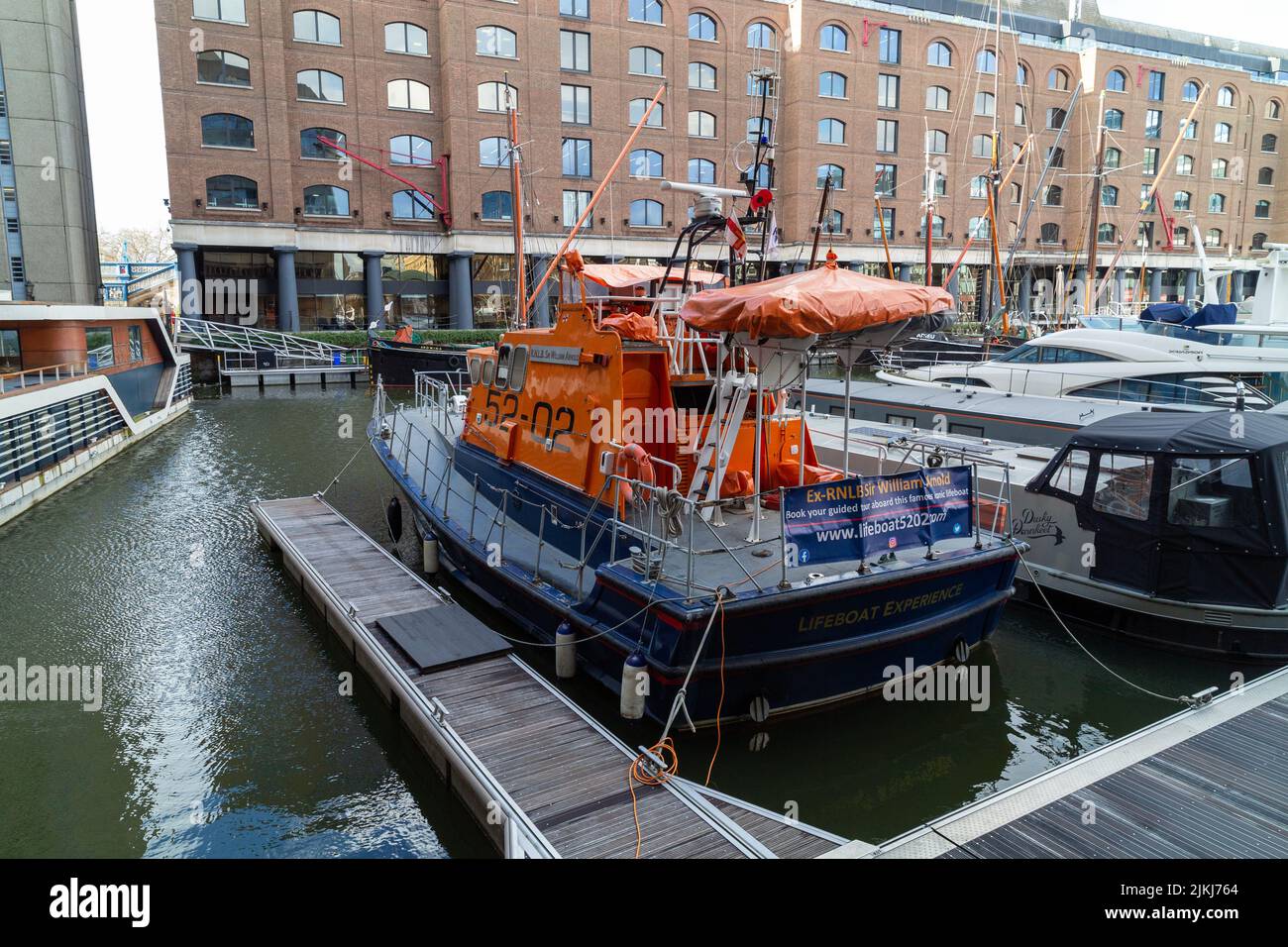 Ein RNLI-Boot in St. Katharine Docks Marina, London, Großbritannien Stockfoto