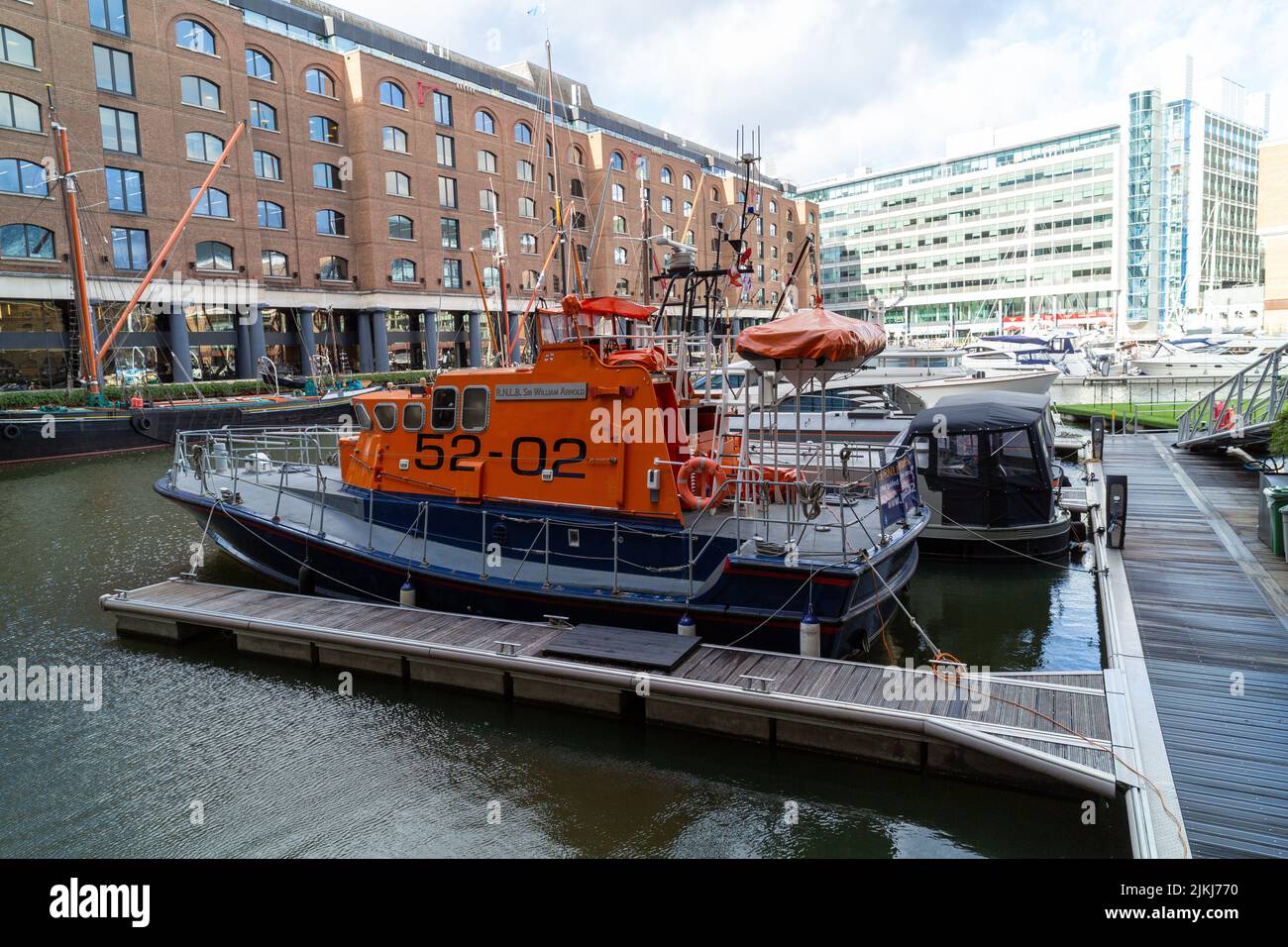 Ein orangefarbenes RNLI-Boot in der St Katharine Docks Marina, London, Großbritannien Stockfoto