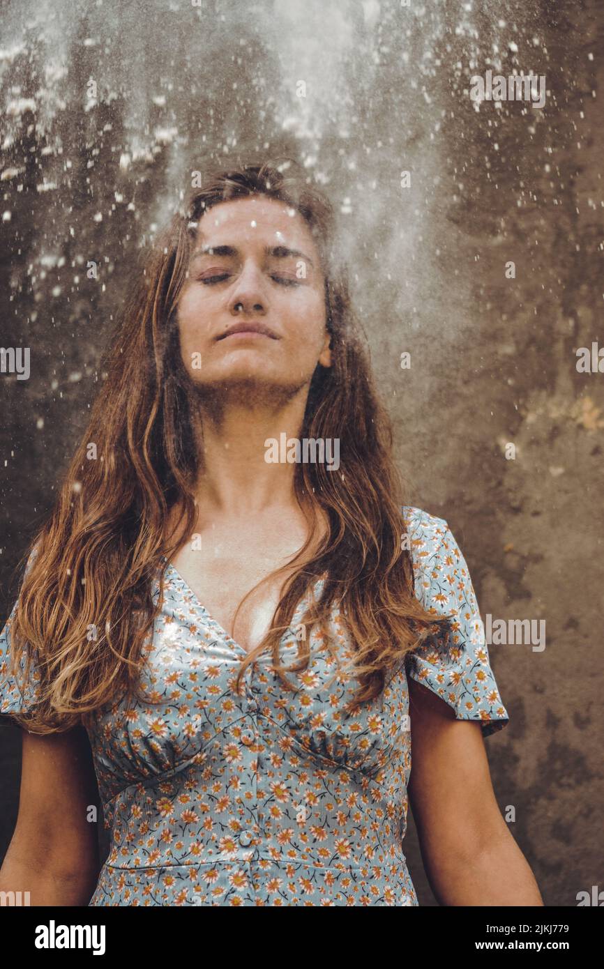 Eine vertikale Aufnahme einer kaukasischen Frau im Wald Stockfoto