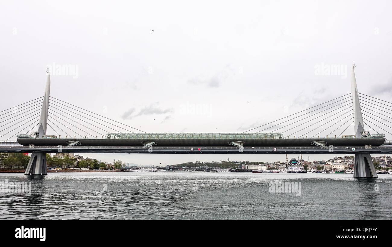 Ein schöner Blick auf die U-Bahn-Brücke Golden Horn in Istanbul, Türkei Stockfoto