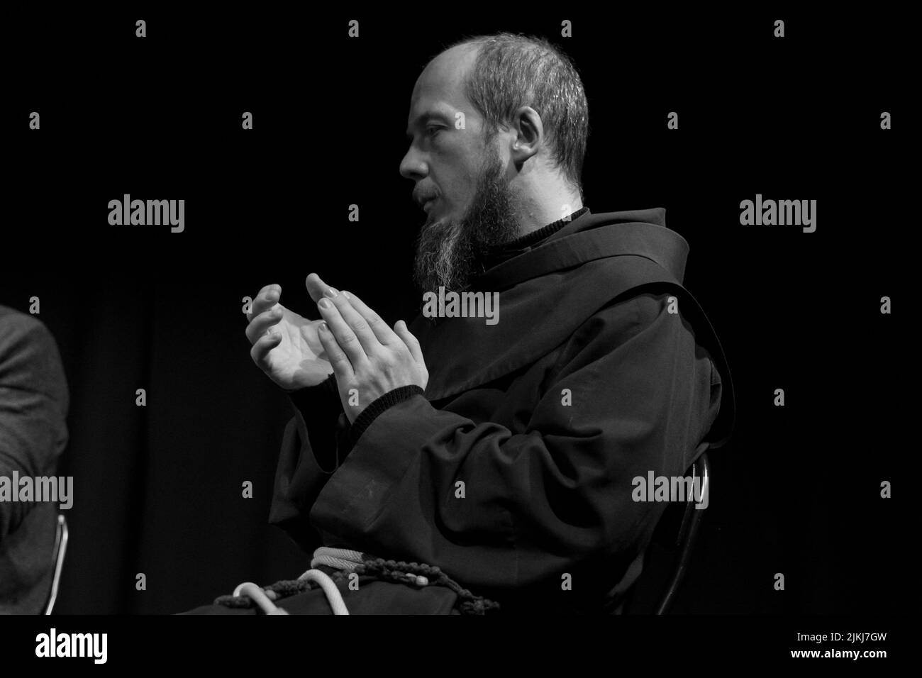 Gemeinsam gegen Hass Diskussion zwischen allen heiligen Religionen in Innenräumen Stockfoto