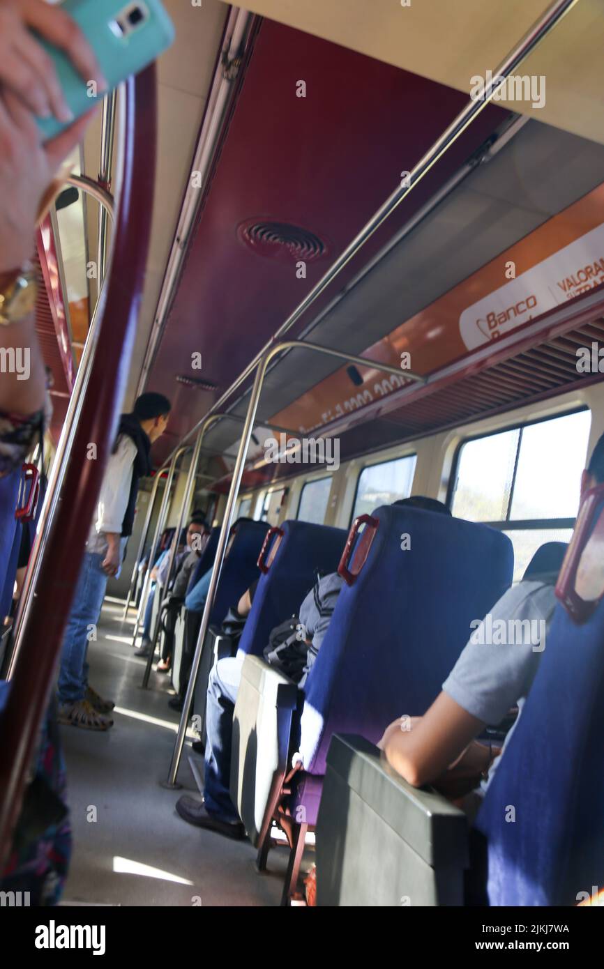 Die Menschen in der Kutschenbahn, die in die Stadt San Jose, Costa Rica, fahren Stockfoto