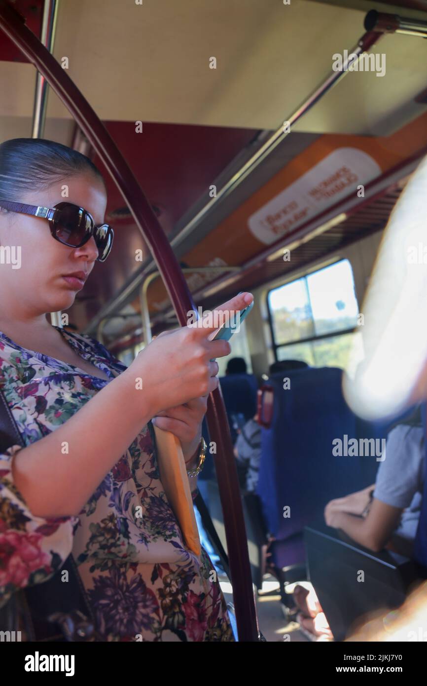 Die Menschen in der Kutschenbahn, die in die Stadt San Jose, Costa Rica, fahren Stockfoto