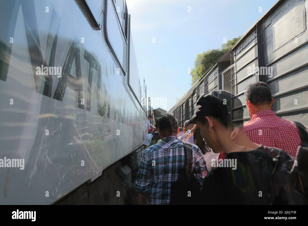 Die San Jose Straße voller Menschen, die auf dem Bahnhofsplatz laufen Stockfoto