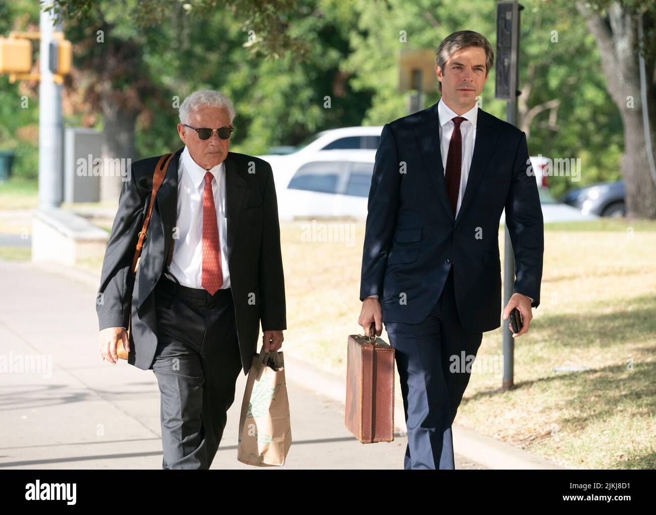 Austin, Usa. 02. August 2022. Austin, Usa. 2. August 2022. Die Anwälte JOSEPH MAGLIOLO, L, und ANDINO REYNAL, r, kommen zu Beginn des 6. Tages im Verleumdungsverfahren gegen Alex Jones (nicht gezeigt) und InfoWars am 2. August 2022 im Bezirksgericht von Travis an. Jones wird voraussichtlich in den letzten Tagen des Prozesses Aussagen. Kredit: Bob Daemmrich/Alamy Live Nachrichten Stockfoto