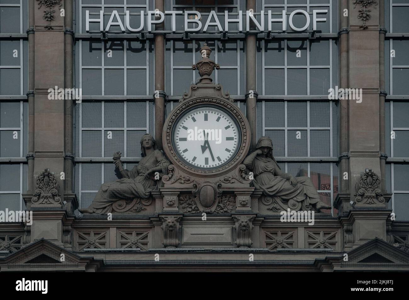 Außenansicht des Frankfurter Hauptbahnhofs mit Frontuhr Stockfoto