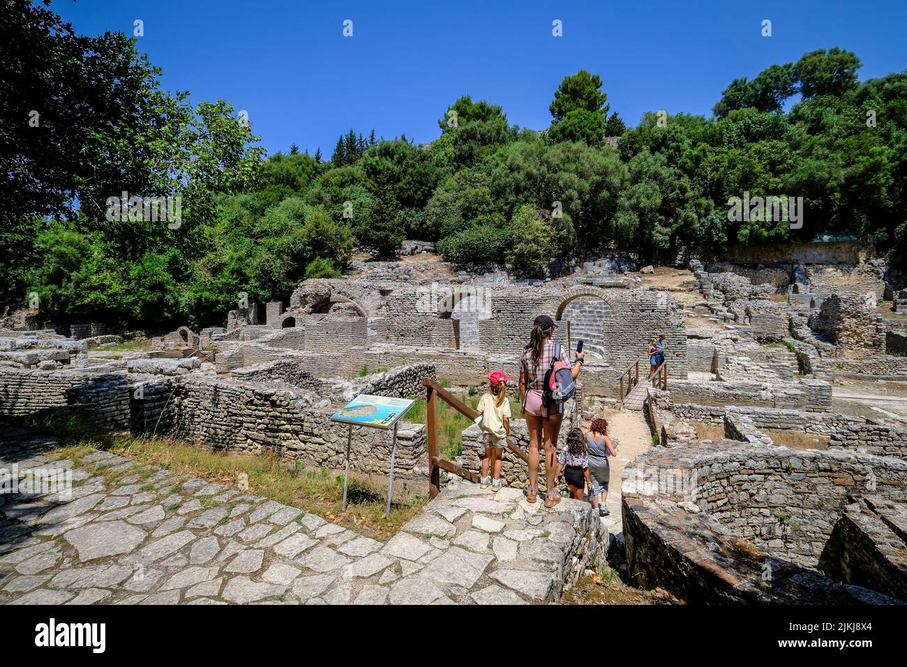 Butrint, Ksamil, Albanien - Touristen besuchen das Amphitheater im alten Butrint, Tempel des Asklepios und Theater, Weltkulturerbe zerstörte Stadt Butrint. Stockfoto