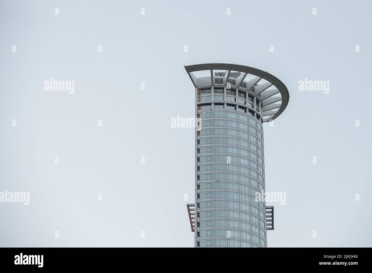 Eine vertikale Aufnahme des Westend Tower, des Hauptquartiers der DZ Bank, gegen den bewölkten Himmel in Frankfurt am Main, Hessen, Deutschland Stockfoto