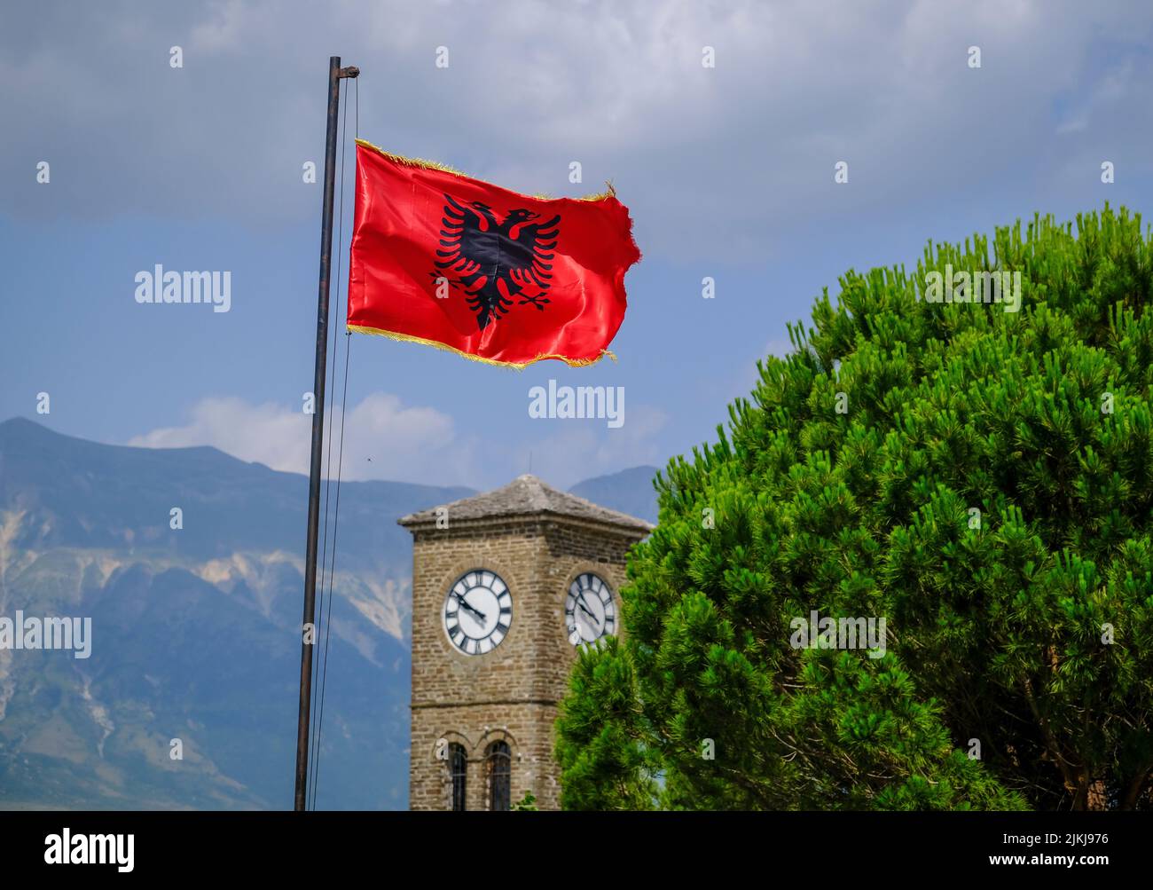 Stadt Gjirokastra, Gjirokastra, Albanien - albanische Flagge fliegt auf dem Schloss der Bergstadt Gjirokastra, UNESCO-Weltkulturerbe. Stockfoto