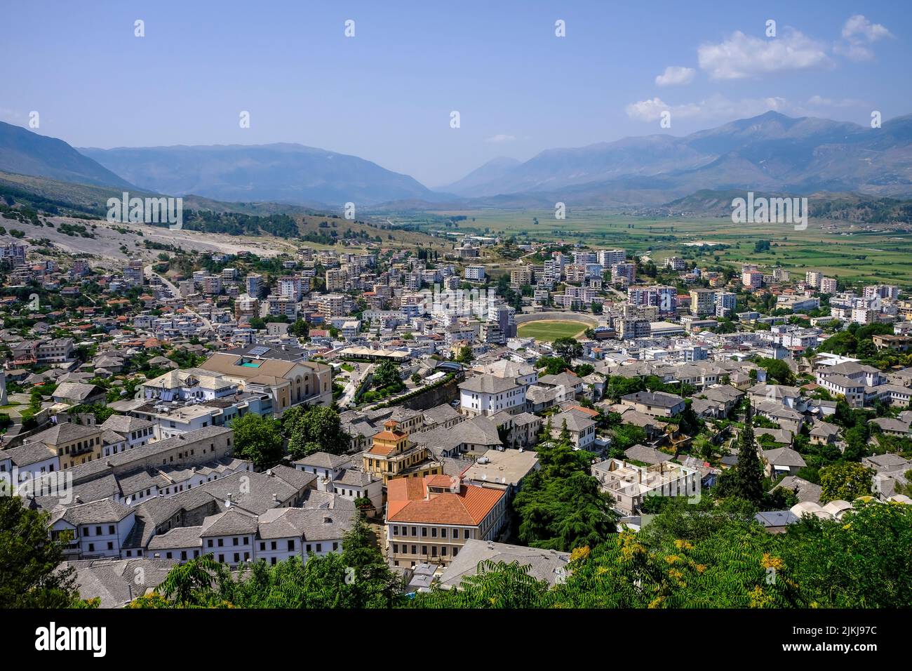 Stadt Gjirokastra, Gjirokastra, Albanien - Bergstadt Gjirokastra, UNESCO-Weltkulturerbe. Blick auf die Stadt mit Bergen im Drinos-Tal. Stockfoto