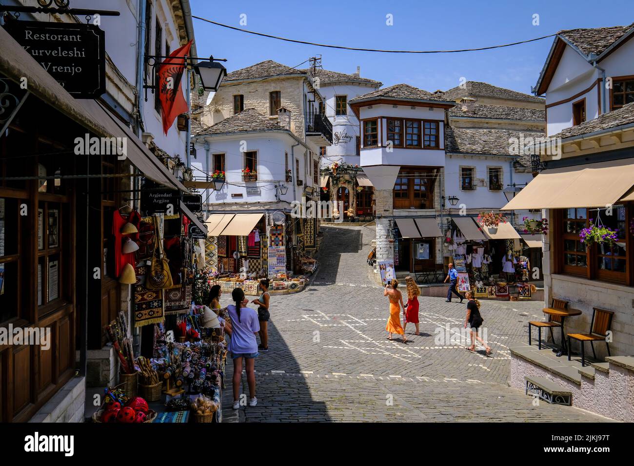 Stadt Gjirokastra, Gjirokastra, Albanien - Touristen besuchen die historische Altstadt der Bergstadt Gjirokastra, UNESCO-Weltkulturerbe. Stockfoto