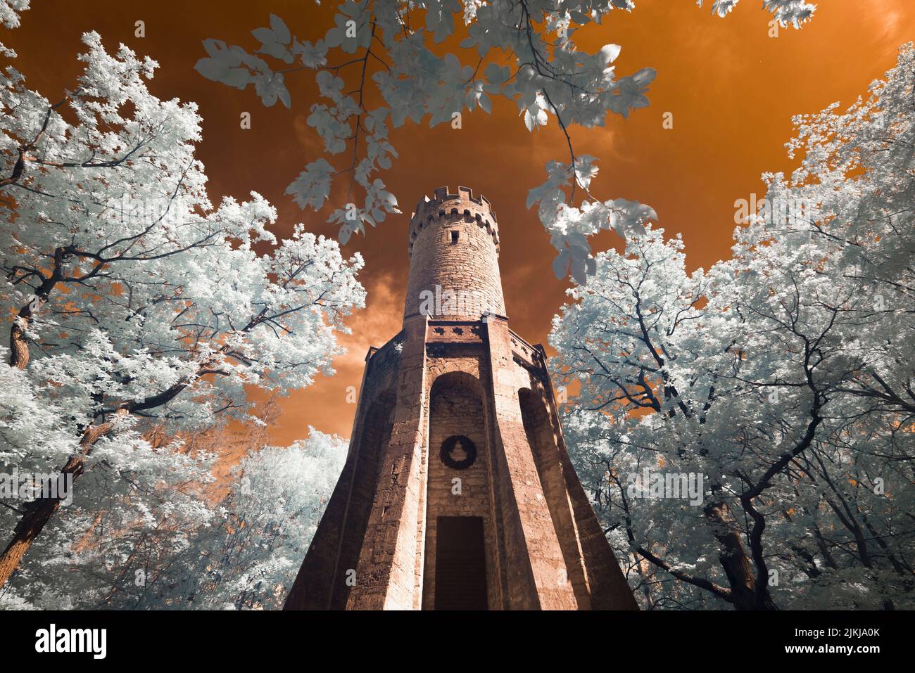 Waldturm bei Jena umgeben von Laubbäumen in Infrarot-Falschfarbenbild (3) Stockfoto