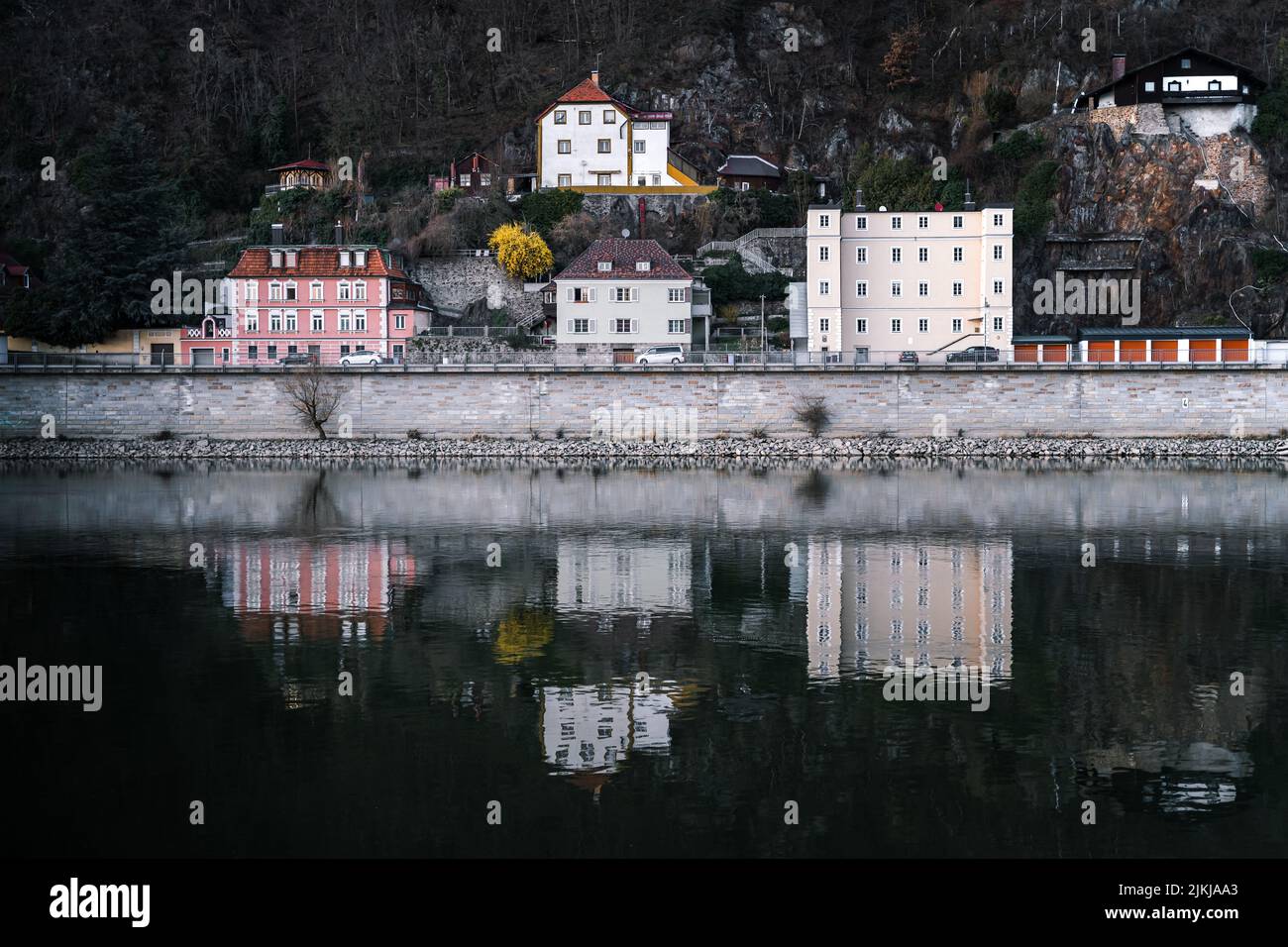 Straßen der Altstadt von Passau. Altes Haus mit Fahrrädern und Gassen. Stockfoto