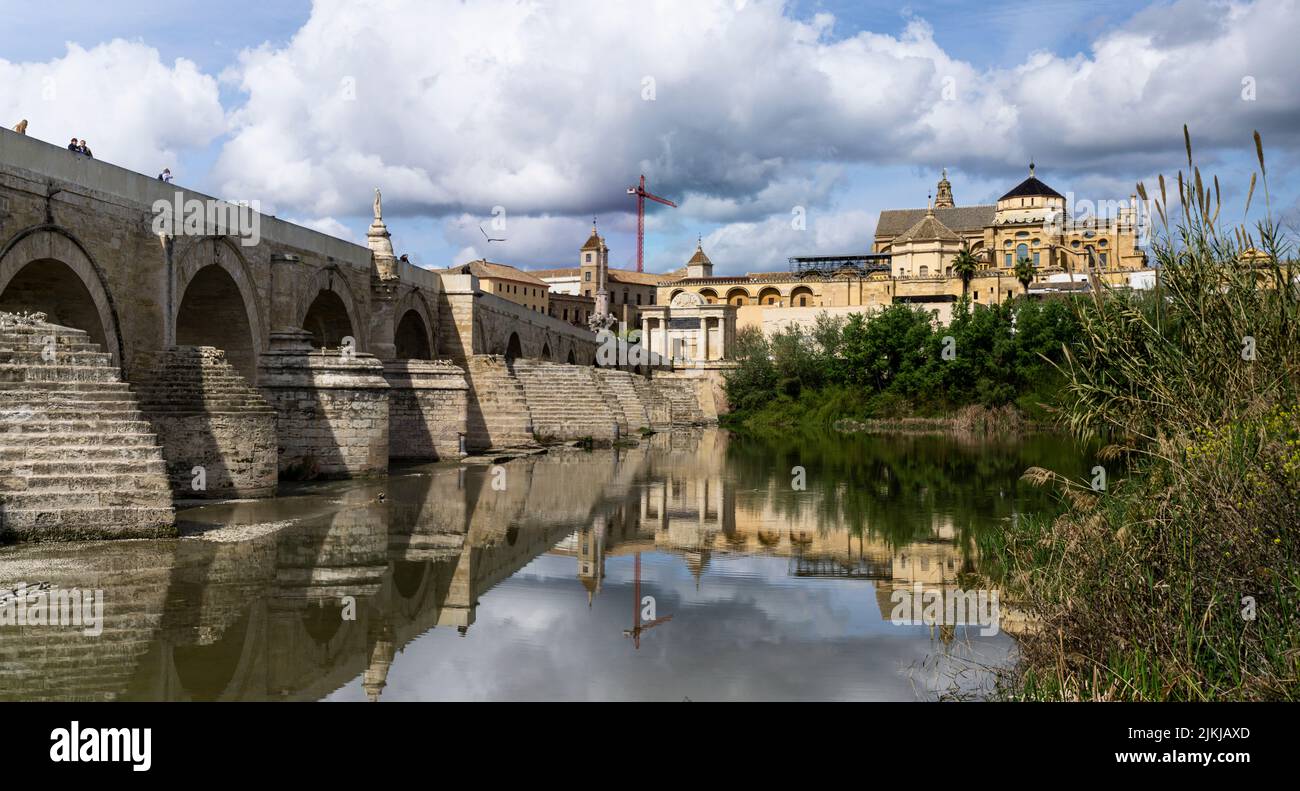 Die römische Brücke und Moschee-Kathedrale am Guadalquivir-Fluss von Cordoba, Spanien Stockfoto