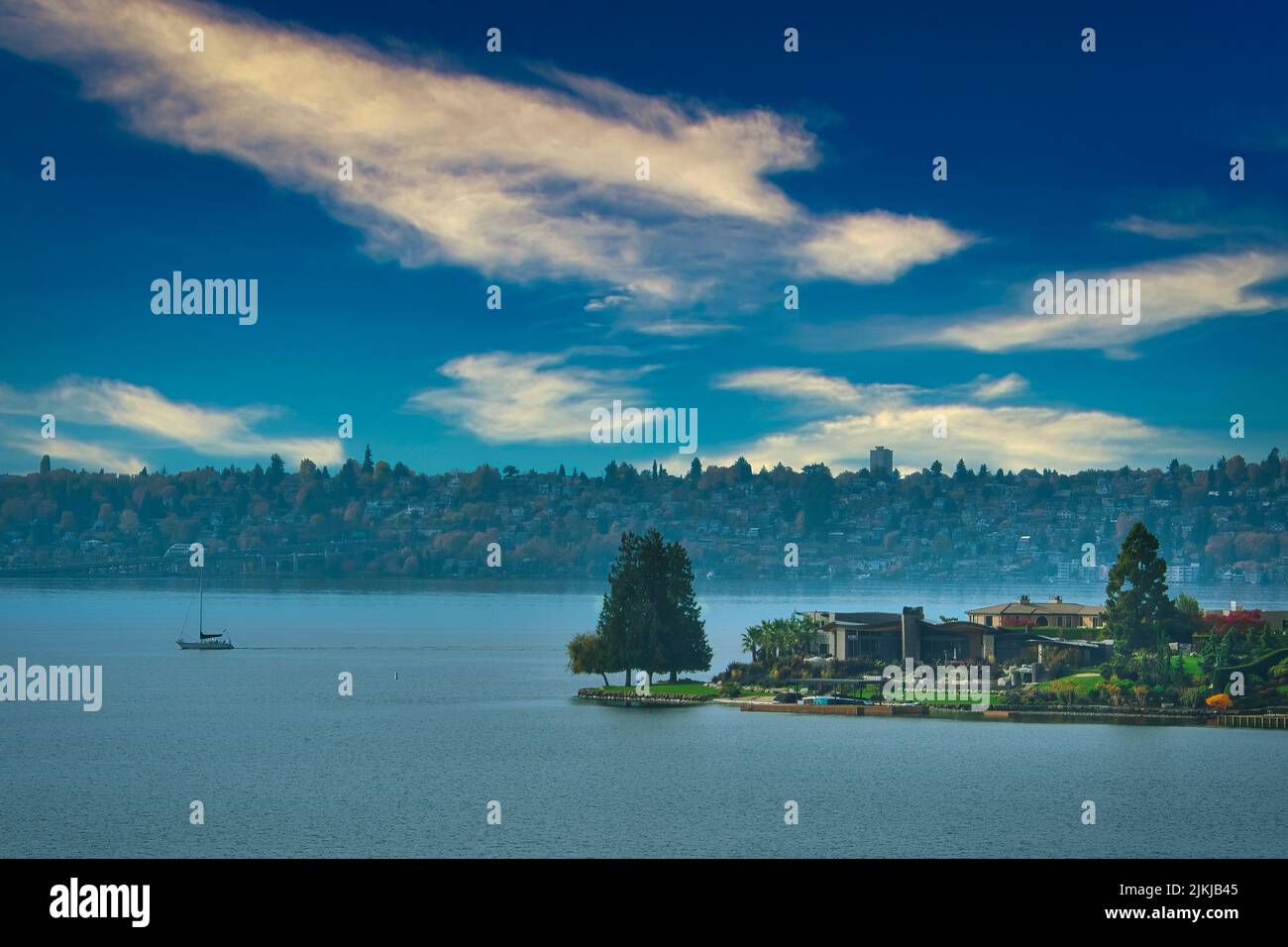 Blick auf den wolkigen Himmel über dem See an der Küste von Meydenbauer Bay und Seattle, Bellevue, Washington, USA Stockfoto