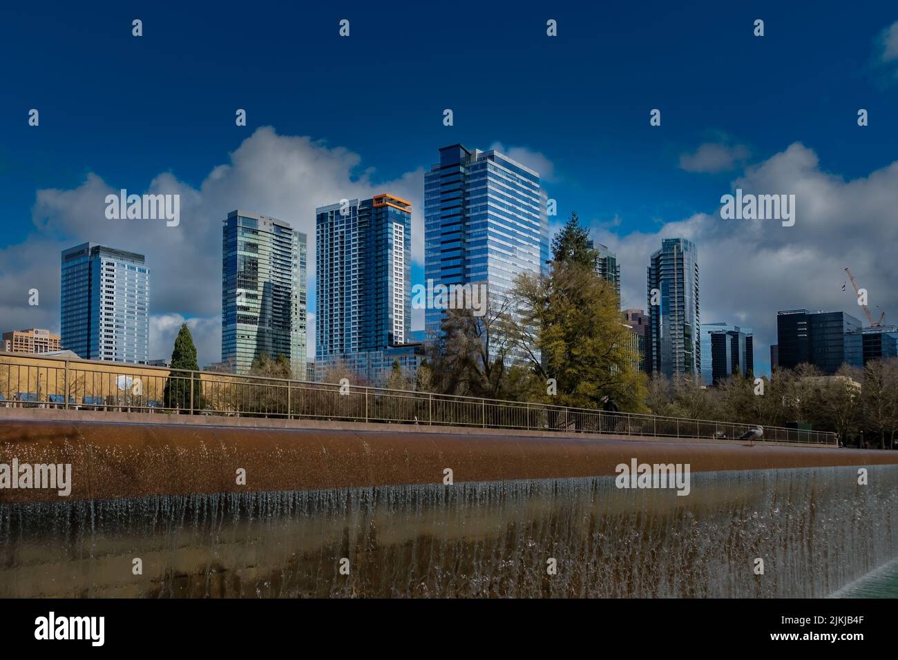 Ein entfernter Blick auf die Skyline der Innenstadt von Bellevue in Washington, USA Stockfoto