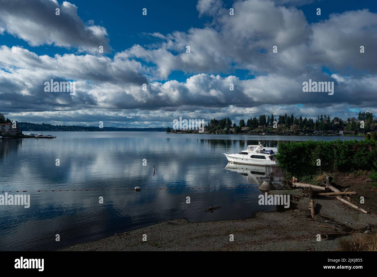 Blick auf den wolkigen Himmel über dem See an der Meydenbauer Bay, Bellevue, Washington, USA Stockfoto