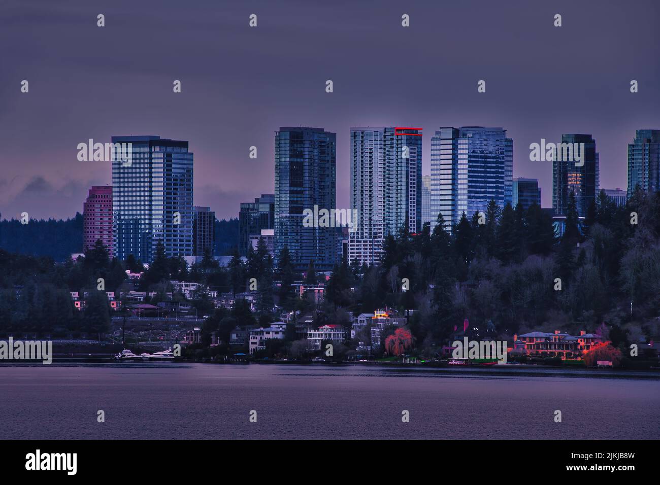 Ein entfernter Blick auf die Skyline der Innenstadt von Bellevue mit See im Vordergrund in Washington, USA Stockfoto