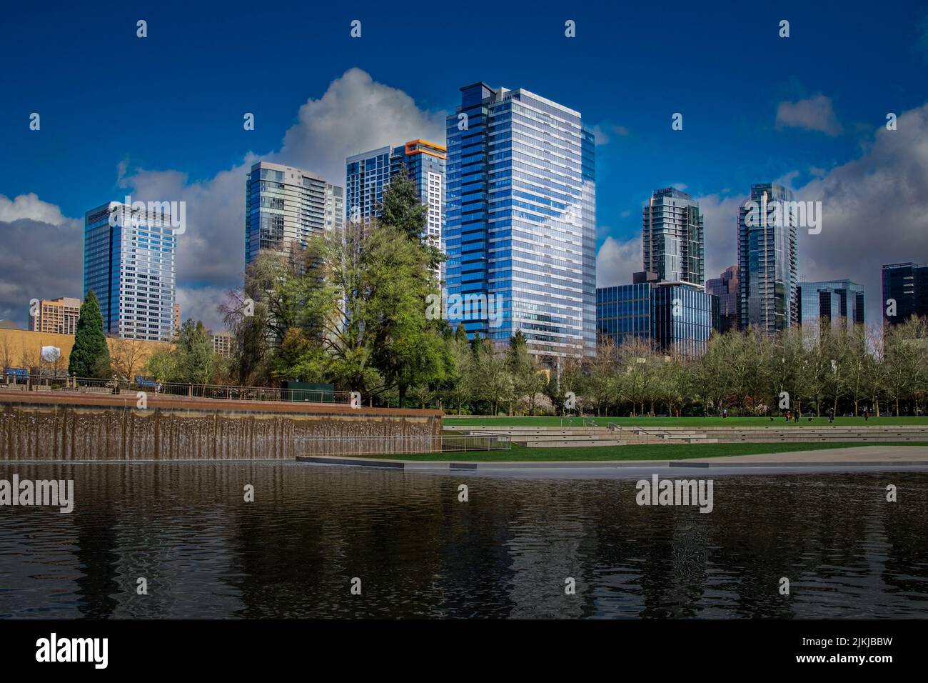 Ein entfernter Blick auf die Skyline der Innenstadt von Bellevue mit See im Vordergrund in Washington, USA Stockfoto