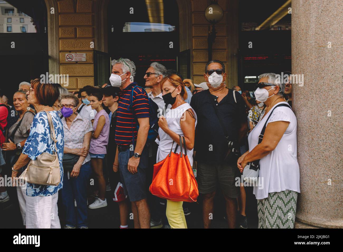 Bologna, ITALIEN. 2. August 2022. Gedenkfeier zum 42.. Jahrestag der Bombardierung des Bahnhofs am 2. August 1980. Wie jedes Jahr nehmen Tausende von Bürgern an der Zeremonie Teil, die auf dem Bahnhofsplatz vor dem Warteraum stattfindet, der 1980 durch einen faschistischen Angriff zerstört wurde, bei dem 85 Menschen starben und 200 verletzt wurden. Kredit: Massimiliano Donati/Alamy Live Nachrichten Stockfoto