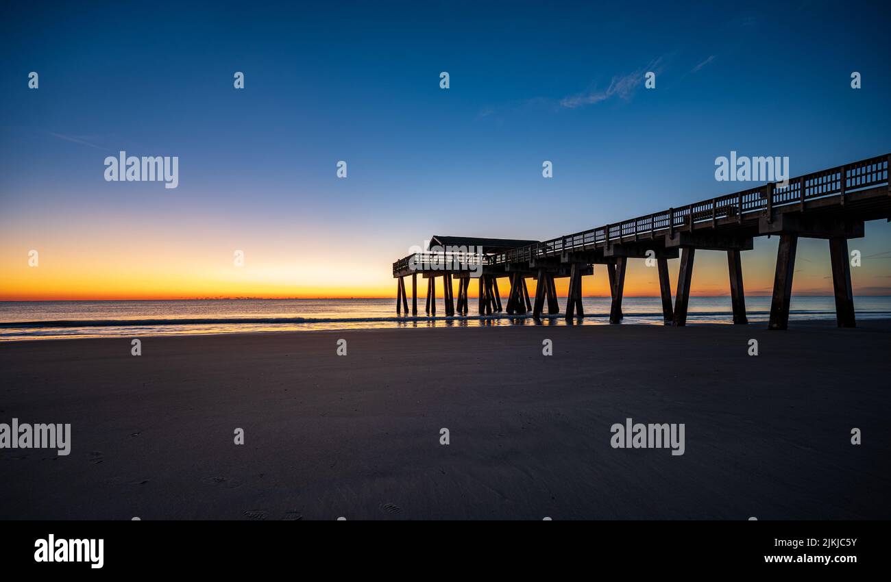 Eine malerische Aussicht auf Tybee Island Pier in Georgia bei Sonnenuntergang Stockfoto