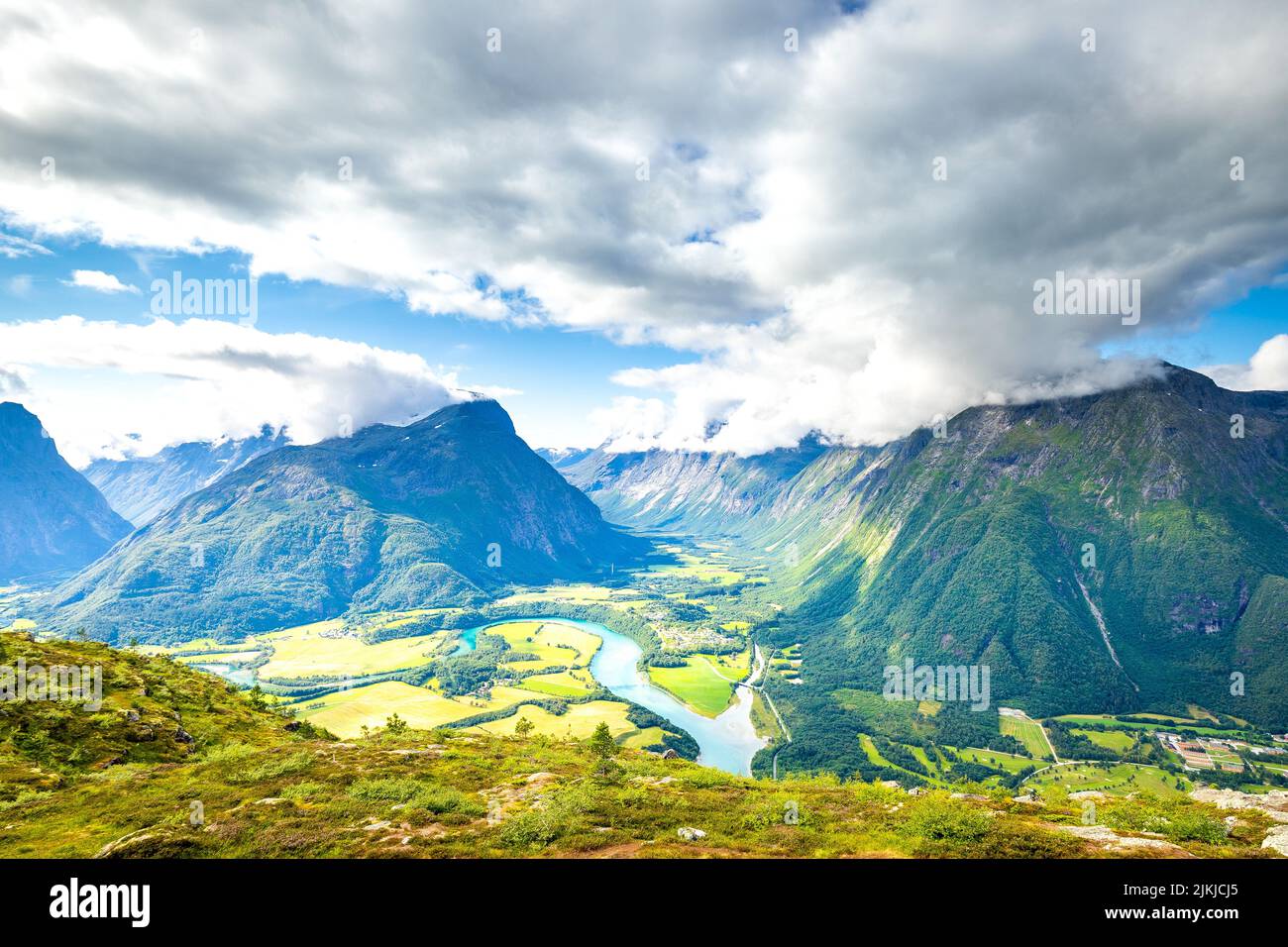 Eine Panoramaaufnahme aus Norwegen, Andalsnes, Romsdalen Rauma, Eggen, Blick auf trollstigen Stockfoto