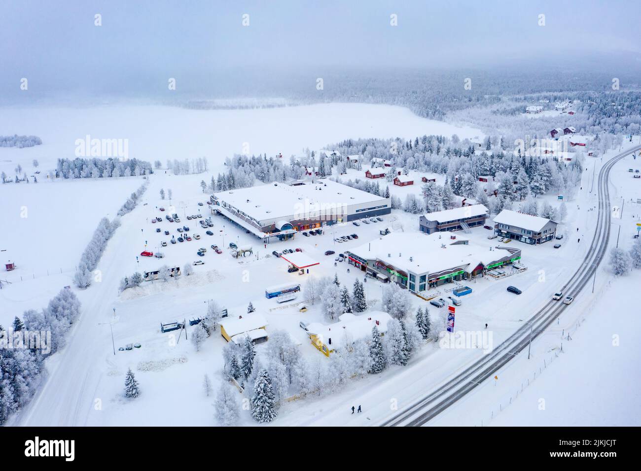 Luftaufnahme um den Jounin kaupa Markt, Winterblizzard, in Akaslompolo, Finnland Stockfoto