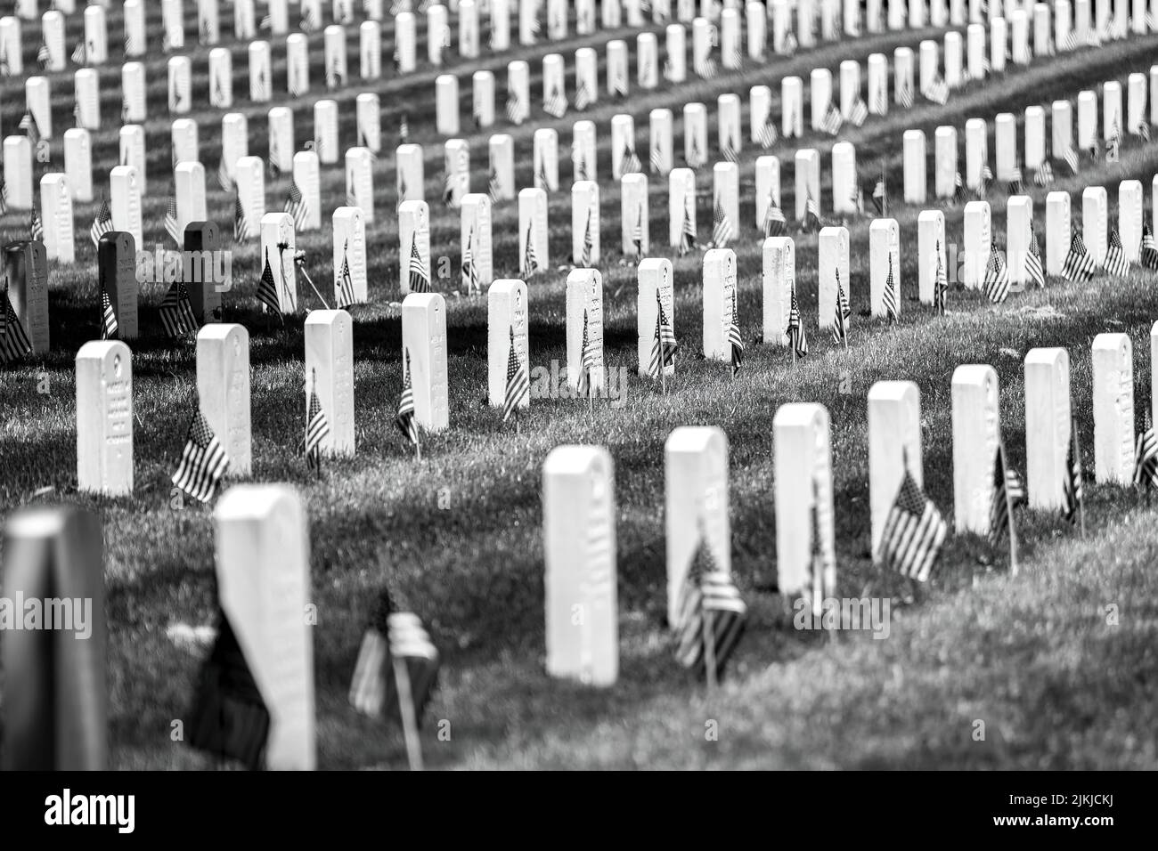 Am Montag, den 30. Mai 2022, landen amerikanische Flaggen auf dem Nationalfriedhof von Arlington, als Präsident Joe Biden und First Lady Jill Biden zur Gedenkfeier eintreffen. (Offizielles Foto des Weißen Hauses von Adam Schultz) der Nationalfriedhof von Arlington ist ein US-amerikanischer Militärfriedhof in Arlington County, Virginia, Über den Potomac River von Washington, D.C., in dessen 639 Hektar die Toten der Konflikte der Nation begraben wurden, beginnend mit dem Bürgerkrieg, sowie wiederverbeitet Toten aus früheren Kriegen. Das United States Department of the Army, ein Teil des United States Department of Defense (DoD), Stockfoto