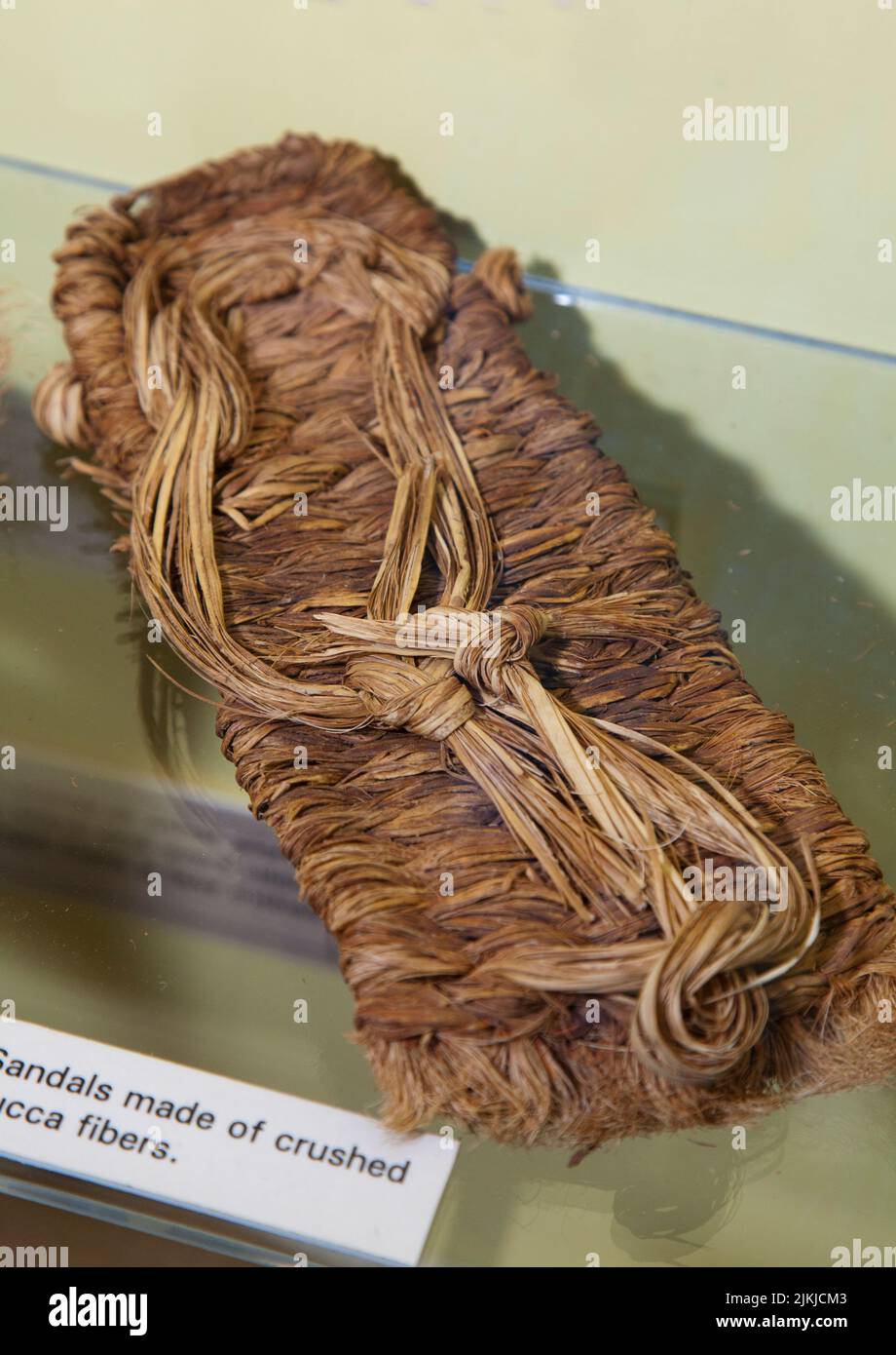 Sandalschuhe wurden aus Yucca-Pflanzenfasern zusammengeflochten. . Anasazi Cultural Center, Dolores Colorado Stockfoto
