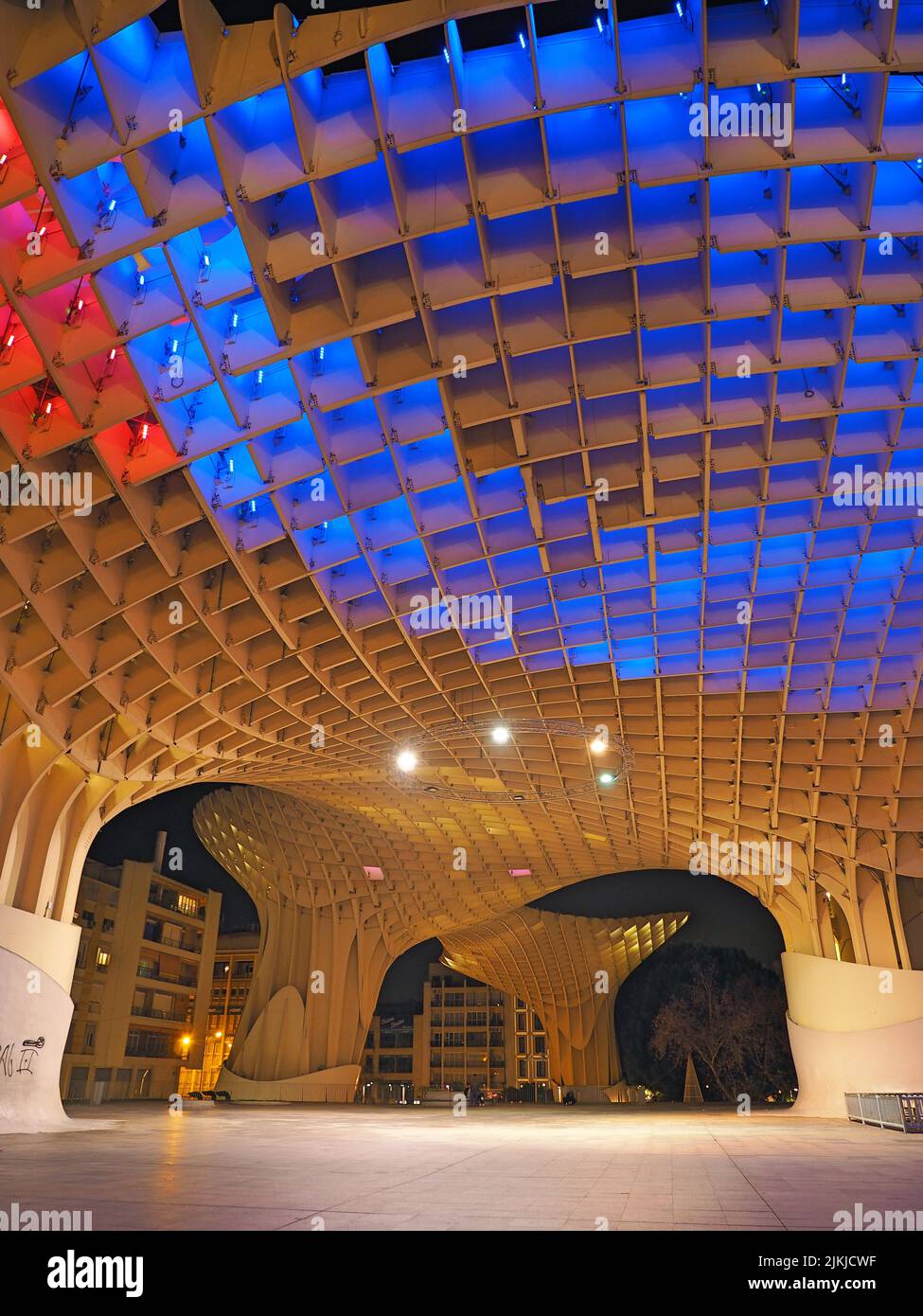 Eine Low-Angle-Aufnahme von Setas de Sevilla in schönen Farben bei Nacht Stockfoto