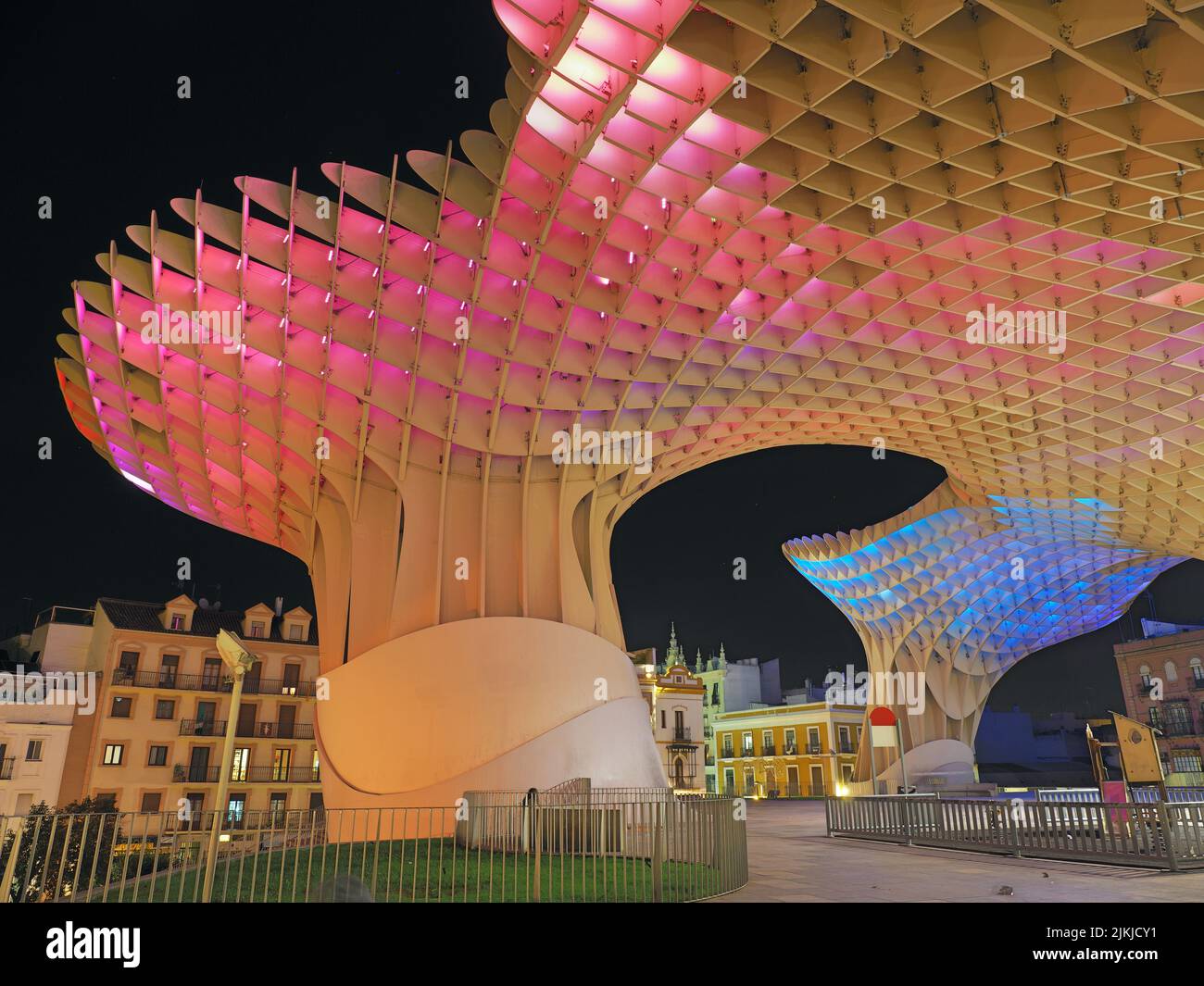 Eine Low-Angle-Aufnahme von Setas de Sevilla in schönen Farben bei Nacht in Sevilla, Spanien Stockfoto