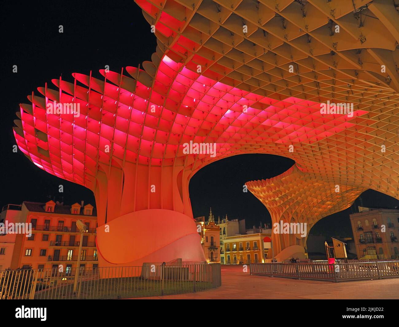 Eine Low-Angle-Aufnahme von Setas de Sevilla in schönen Farben bei Nacht Stockfoto