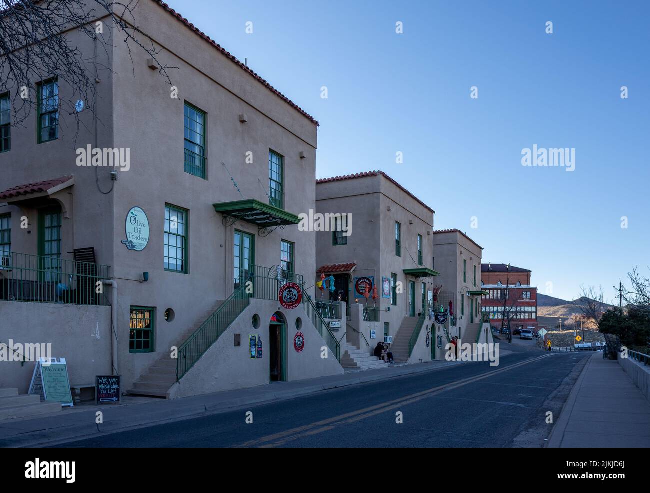 Blick auf die Straße und die Geschäfte in der Abenddämmerung in Jerome, Arizona Stockfoto