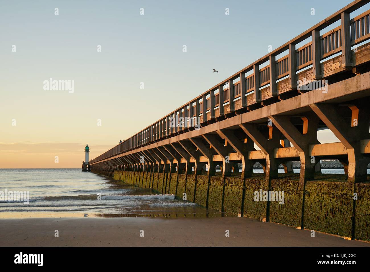 Pier von Calais bei Sonnenuntergang, Frankreich Stockfoto