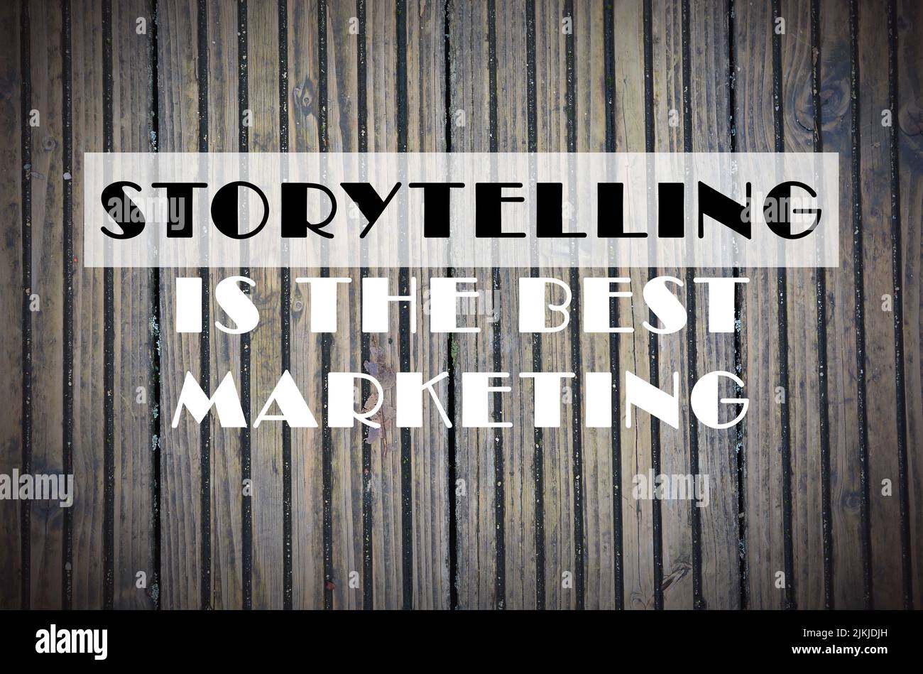 Ein inspirierendes und motivierendes Zitat auf einem Hintergrund mit einer Vignette, die besagt: „Storytelling is the Best Marketing“ Stockfoto