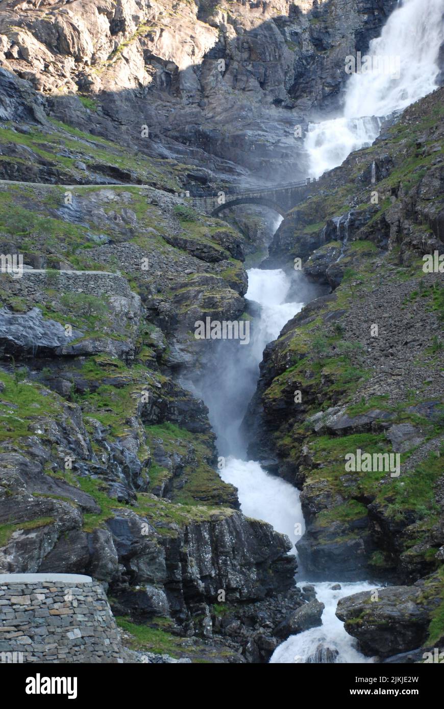 Eine vertikale Aufnahme von tosenden Wasserfällen unter Sonnenlicht Stockfoto