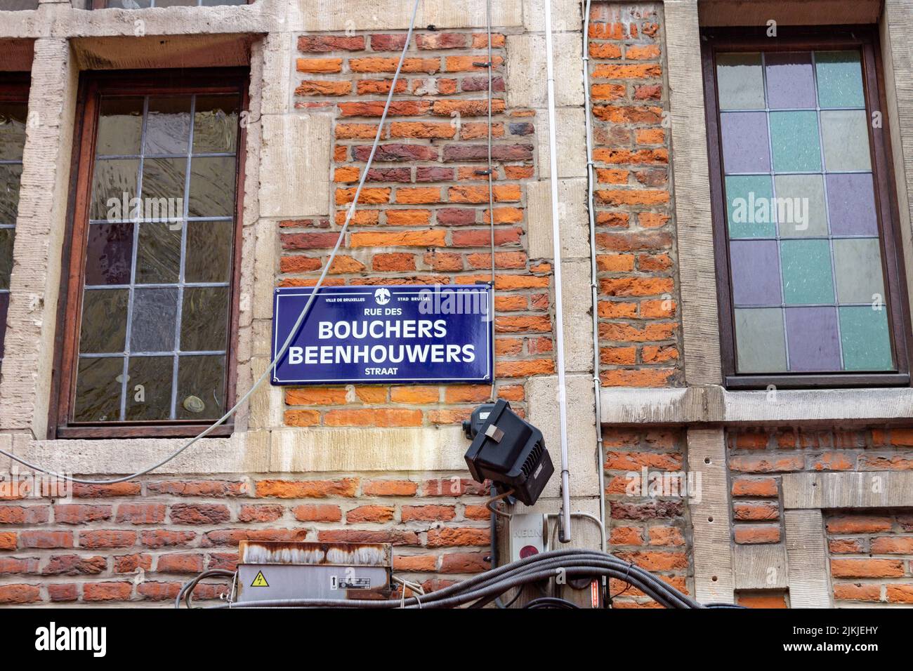 Eine Nahaufnahme der Schilder an der historischen Fassade der Gebäude in der Innenstadt von Brüssel, Belgien, Europa Stockfoto