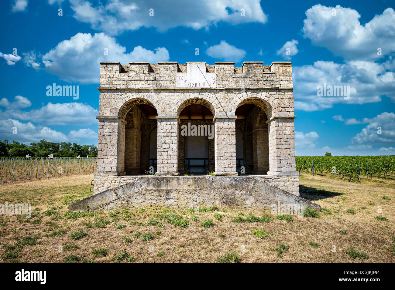 Ein kleiner Tempel in der Mitte des Weinbergs bei Elsheim in Rheinhessen am Windhäuser Hof, ein Bogensaal mit Sonnenuhr, erbaut in napoleonischen Zeiten, Rheinland-Pfalz, Deutschland Stockfoto