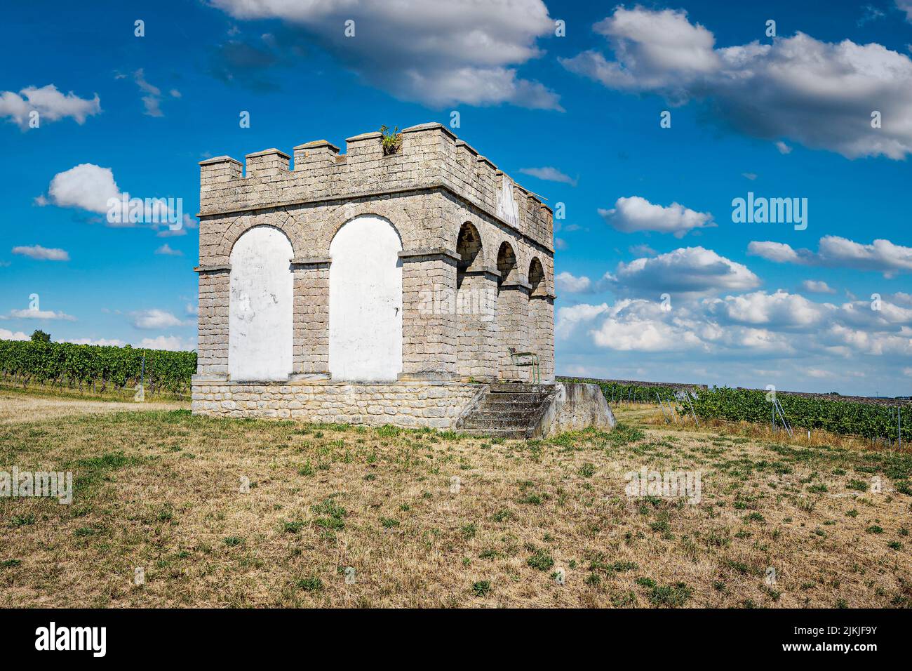 Ein kleiner Tempel in der Mitte des Weinbergs bei Elsheim in Rheinhessen am Windhäuser Hof, ein Bogensaal mit Sonnenuhr, erbaut in napoleonischen Zeiten, Rheinland-Pfalz, Deutschland Stockfoto