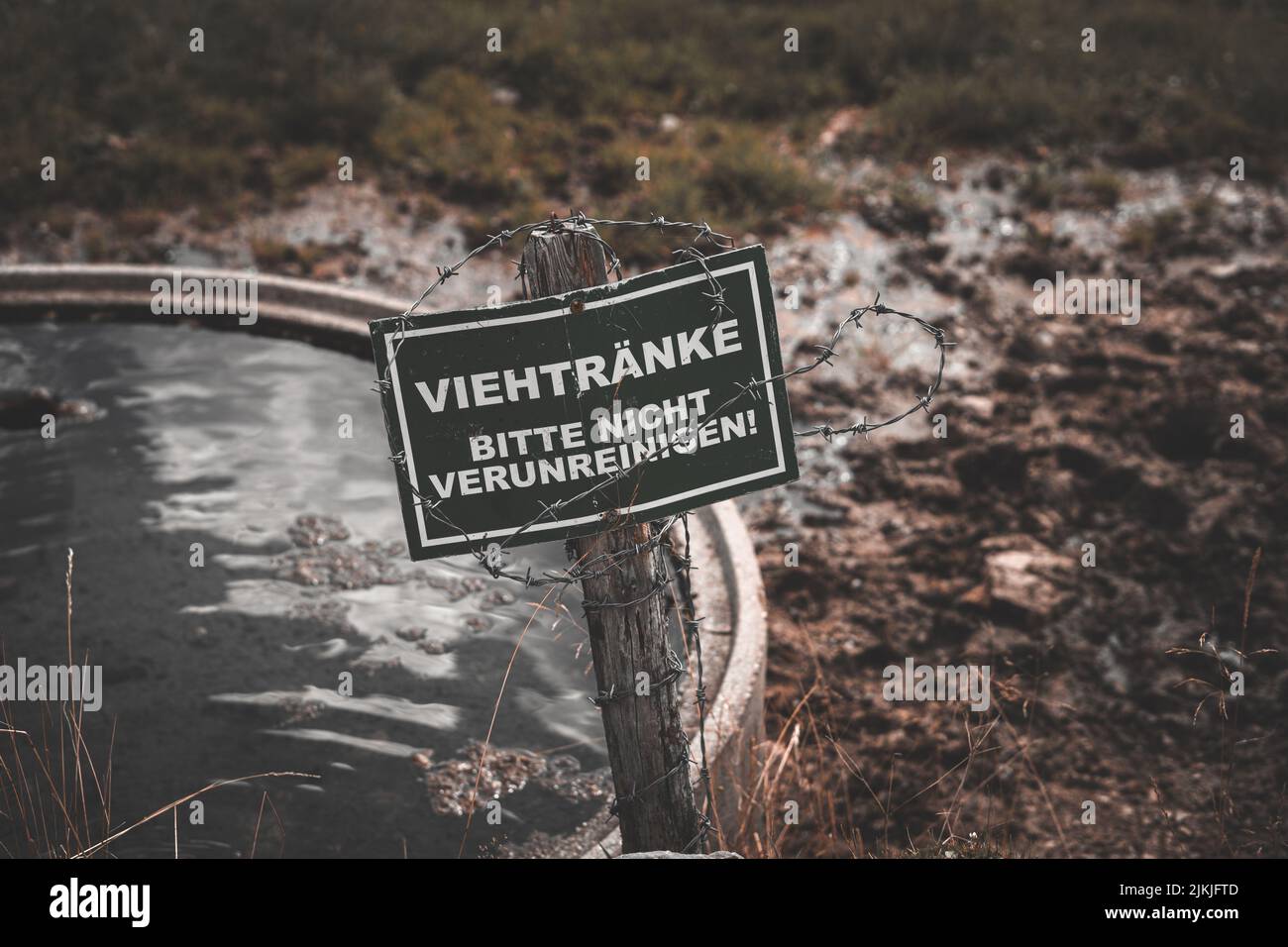 Eine Nahaufnahme des deutschen Zeichens, das die Rindertröge nicht kontaminiert hat Stockfoto