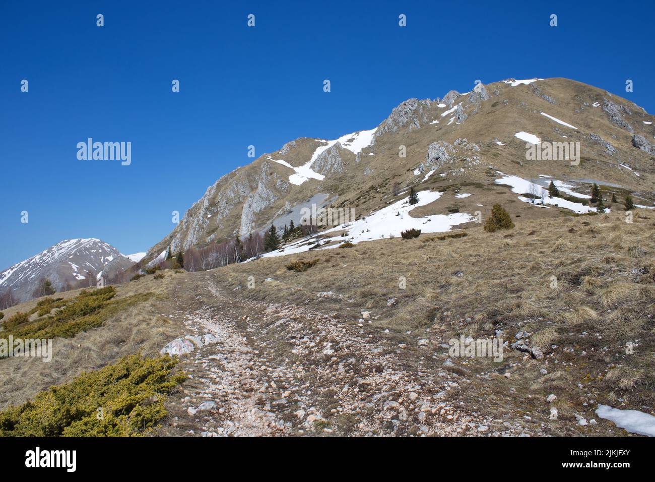 Eine malerische Aussicht auf die berge der alpen unter einem blauen Himmel Stockfoto