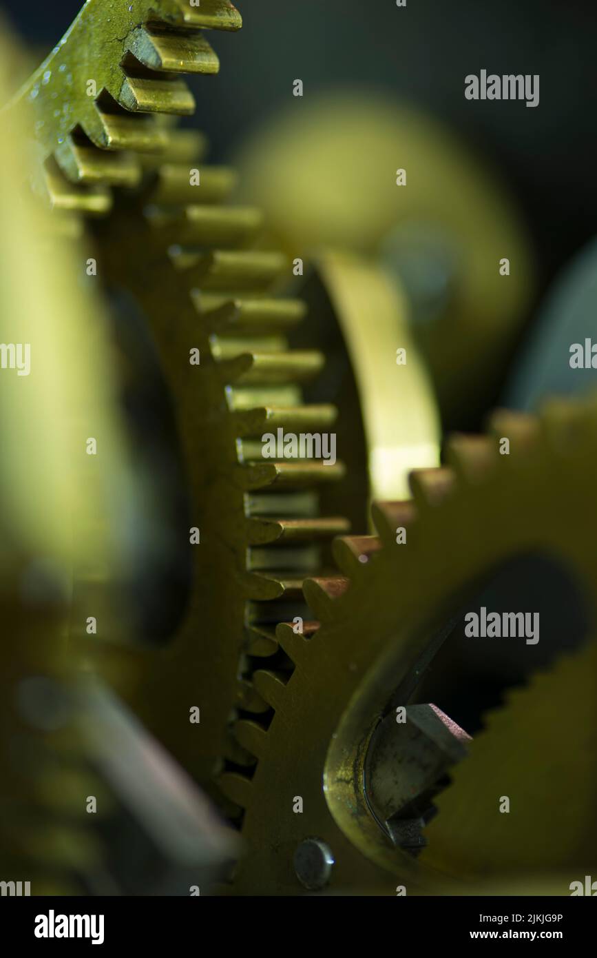 Eine Nahaufnahme von Details einiger Zahnräder einer alten Maschine Stockfoto