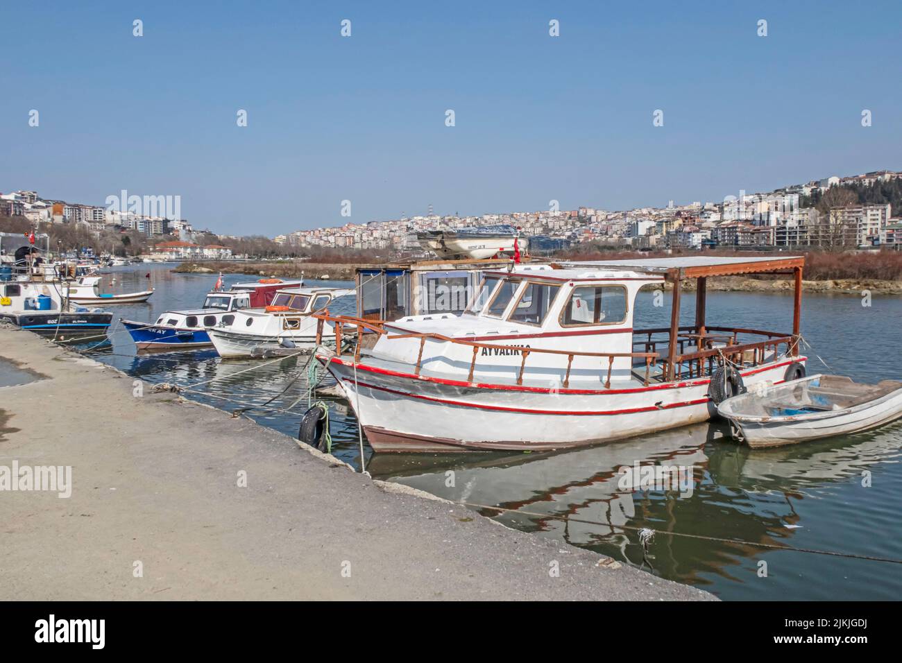 Eine schöne Aufnahme von Booten am Dock am Ufer des Goldenen Horns mit blauem Horizont Himmel in Istanbul, Türkei Stockfoto